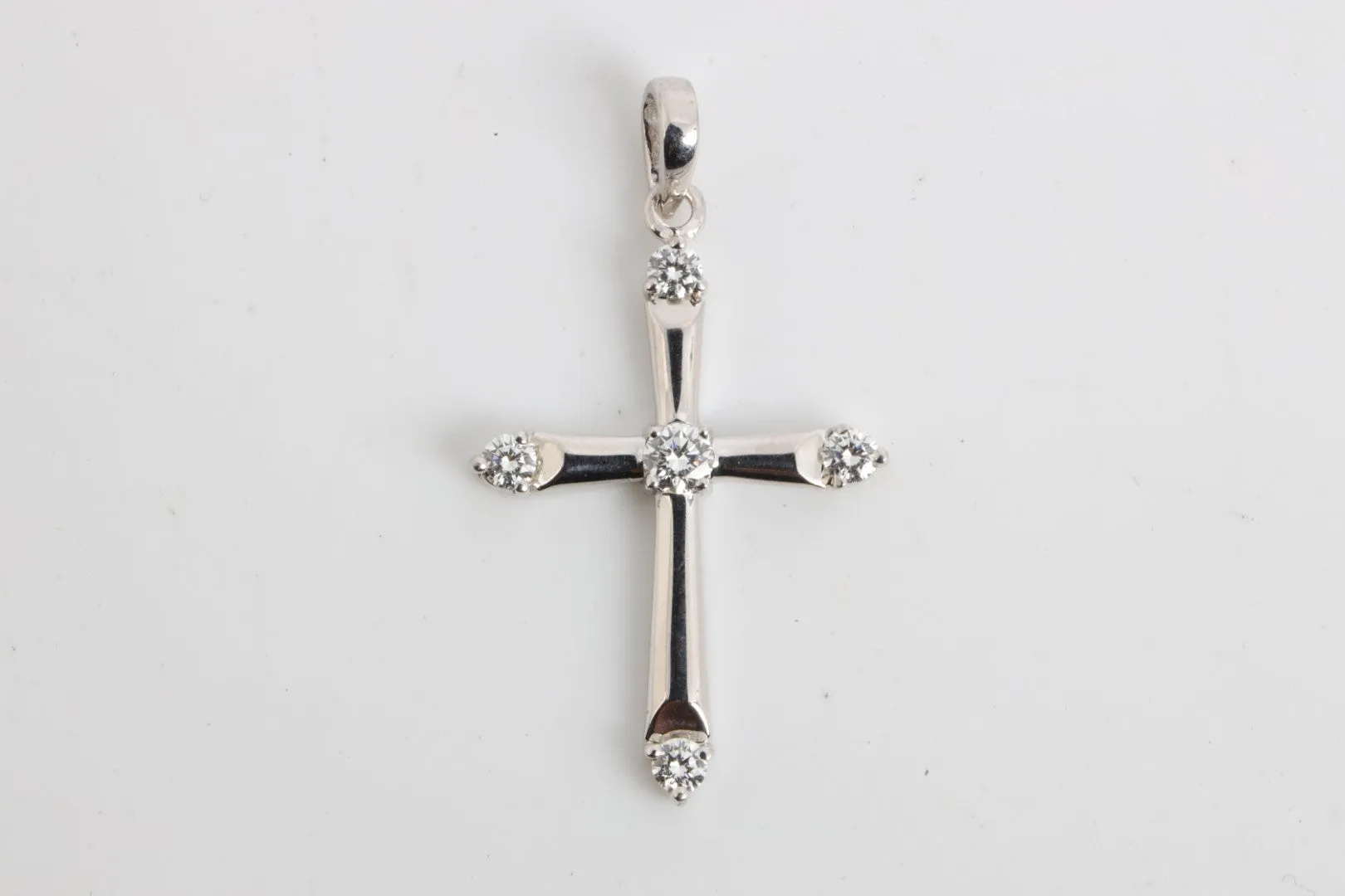 18k White Gold 0.45tcw Diamond Cross Pendant (2.29g.)